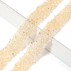 Primer plano detallado de cintas de pedrería de resina AB de champán brillante para prendas.