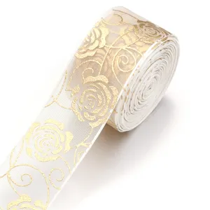Weißes transparentes Schleifenband mit edlem Gold-Stamping-Rosenmuster für Geschenkverpackung und Party.