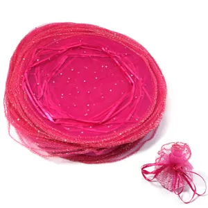 Rosa Organzakreis und zusammengebauter Beutel Detailansicht für Hochzeitsbonbonverpackung.