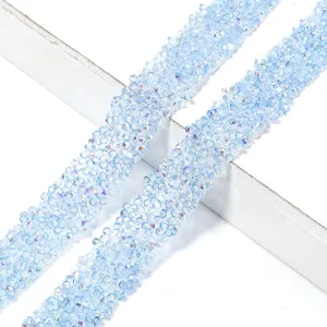 Detalle de ribete de diamantes de resina azul, cinta de cristal brillante para ropa y manualidades DIY.