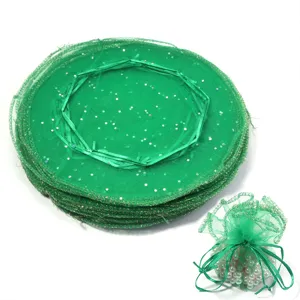 Grüne Pailletten-Organza-Kreistaschen Detailansicht, transparente Netztüten für Hochzeitsbonbons.