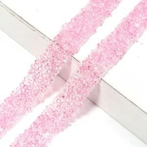 Detalle de cinta de diamantes de resina rosa AB, ideal para manualidades y decoración de ropa.