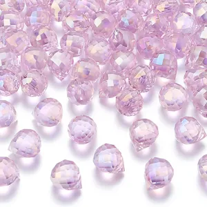 Gedetailleerd overzicht van gefaseerde roze kristallen aardbeikralen voor DIY sieraden.