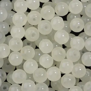 Perles rondes en verre blanc laiteux en vrac pour la fabrication de bijoux faits main DIY.