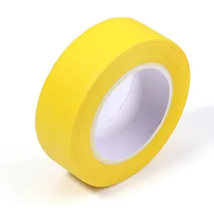 Vue de detail ruban de masquage jaune, rouleau de papier adhesif fort pour artistes peintres.