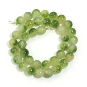Dettaglio perline rotonde in calcedonio verde, superficie lucida liscia, accessorio gioielli DIY