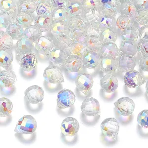 Detailopname van iriserende gefacetteerde kristalparels met AB coating voor DIY sieraden.