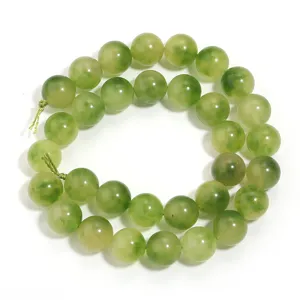 Vista dettagliata di perle di calcedonio verde, perfette per creazione gioielli e bracciali.