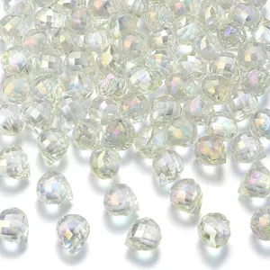 Gefacetteerde iriserende kristal aardbei losse kralen voor DIY sieraden, detail.
