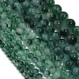 Perline in calcedonio verde con venature naturali, ideali per la creazione di gioielli.