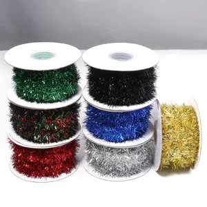 Bunte Weihnachtslametta Girlande Band Rollen fur Baumdekoration und Feiertagsgeschenkverpackung.