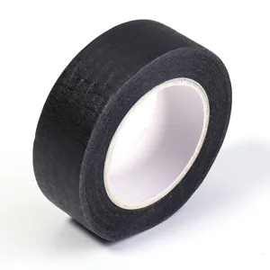 Gros plan de ruban de masquage noir, idéal pour la peinture, les loisirs créatifs et les travaux.