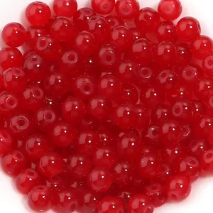 Perles rondes en verre rouge vrac DIY fabrication bijoux accessoires vue en gros plan.