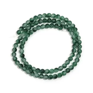 Dettaglio perle di calcedonio verde, perlina tonda in pietra naturale per accessori di gioielleria.