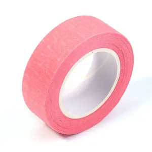 Gros plan sur le détail du ruban de masquage rose, adhésif papier pour peinture d'art.