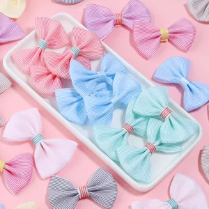 Primer plano detallado de lazos de cinta a cuadros coloridos, perfectos para accesorios de bricolaje.