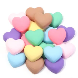 Kleurrijke hart PVC bedels detail met verschillende Macaron kleuren voor DIY hoesjes accessoire.