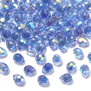 Detail van blauwe gefacetteerde kristal kralen met AB effect voor DIY sieraden maken en hobby.