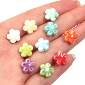 Perline di fiori a cinque petali in ceramica per creazione di gioielli fai da te bracciali.