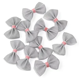 Vista detallada de pequeños lazos a rayas DIY para ropa, zapatos y accesorios para el cabello.
