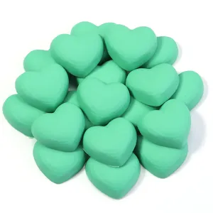 Mintgroene hartjes PVC bedels, perfect voor DIY haarspelden, telefoonhoesjes en schoenen.