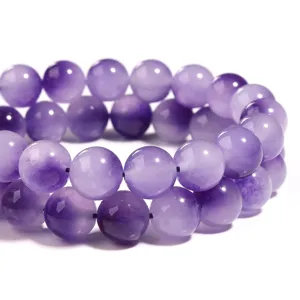 Dettaglio di perline tonde in calcedonio viola naturale, ideali per gioielli fai da te.