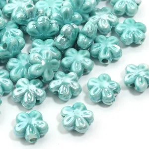 Perline di fiori a cinque petali in ceramica turchese smaltata per braccialetto fai da te.