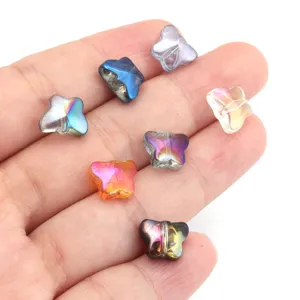 Detailaufnahme bunter galvanisierter Glas-Schmetterlingsperlen für DIY-Schmuckherstellung.