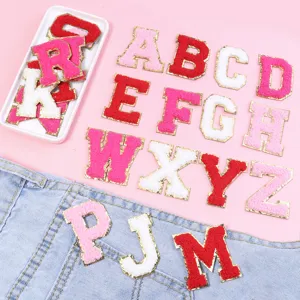 Toppe lettere ciniglia rosa con bordo oro, patch alfabeto DIY per vestiti e custodie per cellulari.