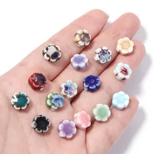 Primo piano di perline di ceramica a fiore colorate, vista dettagliata perfetta per gioielli fai da te.