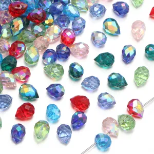 Gedetailleerd overzicht van kleurrijke gefacetteerde aardbei glas kralen voor DIY sieraden.
