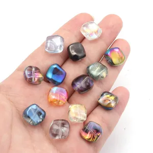Nahaufnahme von bunten galvanisierten unregelmäßigen Glasperlen für DIY Schmuck.