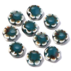 Primo piano dettagliato di perline di ceramica blu a forma di fiore per gioielli fai da te.