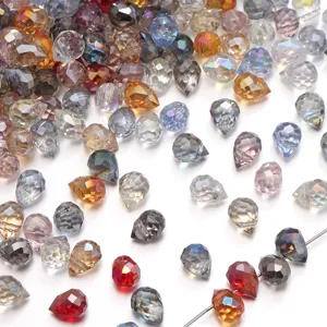 Gedetailleerd uitzicht van iriserende gefacetteerde kristallen druppelkralen voor sieraden.