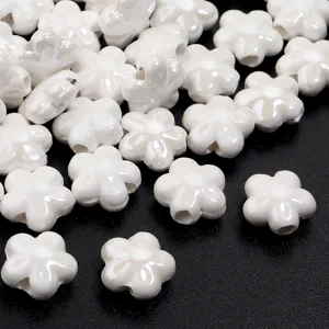 Perline in ceramica bianca a forma di fiore a cinque petali per creazione di gioielli fai da te.