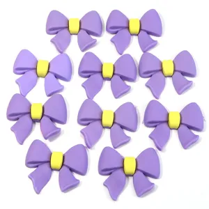 Paarse PVC zachte strik bedels detail, perfect voor DIY telefoonhoesjes, haarspelden en klompen.