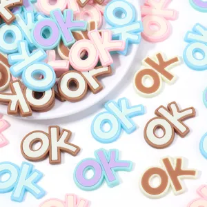 Detail van zachte PVC patches met gekleurde ok letters, ideaal voor DIY decoratie.