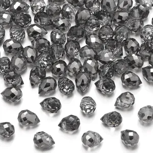 Detailopname van gefacetteerde grijze kristalglasralen, glanzende druppelbedels voor sieraden.