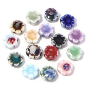 Perline in ceramica a forma di fiore per gioielli fai da te, superficie liscia e lucida.