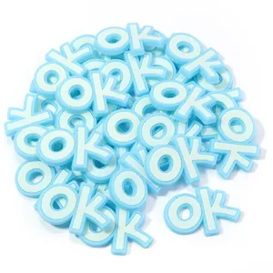 Blauwe OK letters PVC schoenbedels set DIY accessoires voor klompen en telefoonhoesjes
