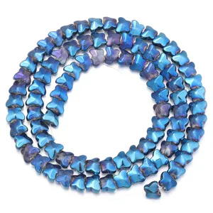 Detailaufnahme einer blauen galvanisierten Schmetterlingsperlenstrangs für Schmuckzubehör.