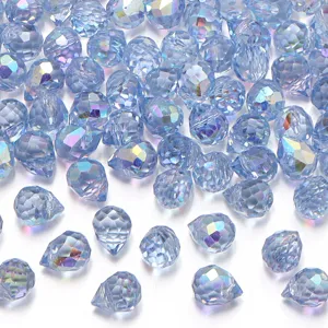 Gefaseerde kristalen druppelkralen close-up detail helderblauwe iriserende glans voor sieraden