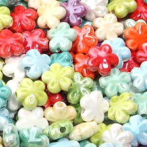 Perline di fiori in ceramica colorata a cinque petali per la creazione di gioielli fai da te.
