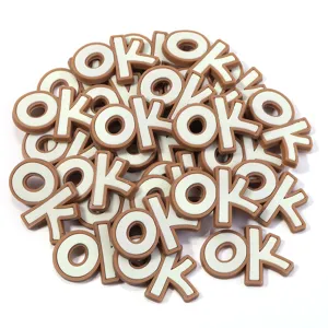 Gedetailleerd overzicht van OK letter PVC zachte rubberen charms, ideaal voor knutselen en schoenen.