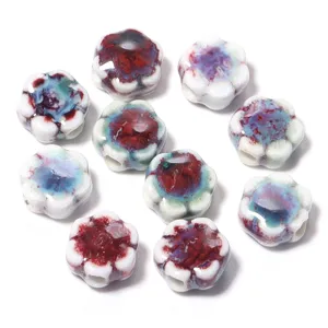 Perline di fiori in ceramica primo piano dettaglio per accessori bracciali gioielli fai da te.