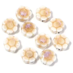 Primo piano di perline in ceramica a forma di fiore, superficie smaltata liscia per gioielli.