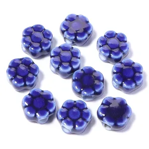 Dettaglio di perline di fiori in ceramica blu per la creazione di gioielli fai da te.