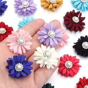 Detalle de flor de tela con perla y estrás, ideal para ropa, zapatos y accesorios de bolsos.