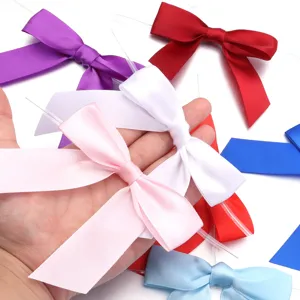 Vue détaillée de liens torsadés en ruban satiné coloré, parfaits pour boîtes cadeaux et déco.