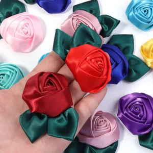 Handgemaakte satin rozenknop detail met groene bladeren voor DIY ambachtelijke accessoires